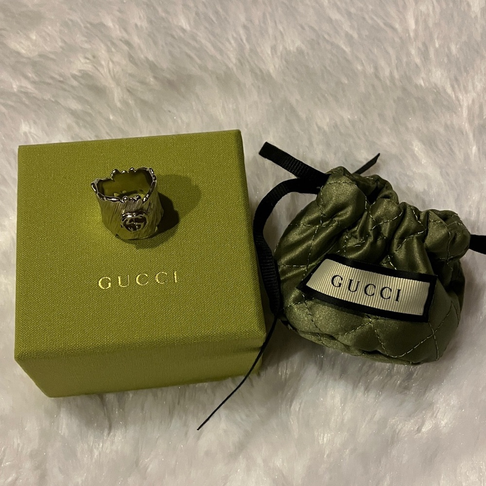 Gucci Silver Ring with Olive Pouch